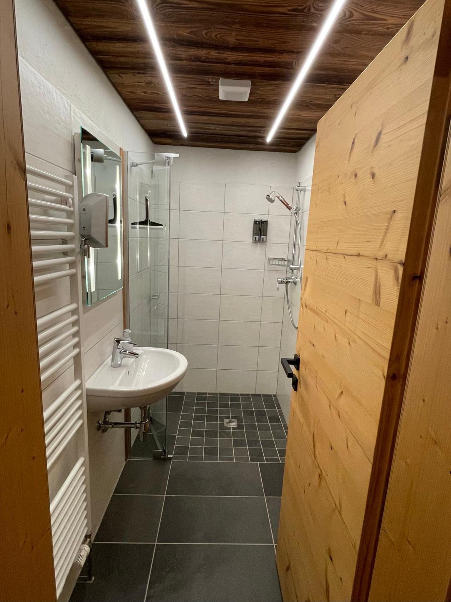 Pension Und Apartment Edelweiss Хайлигенблут Екстериор снимка
