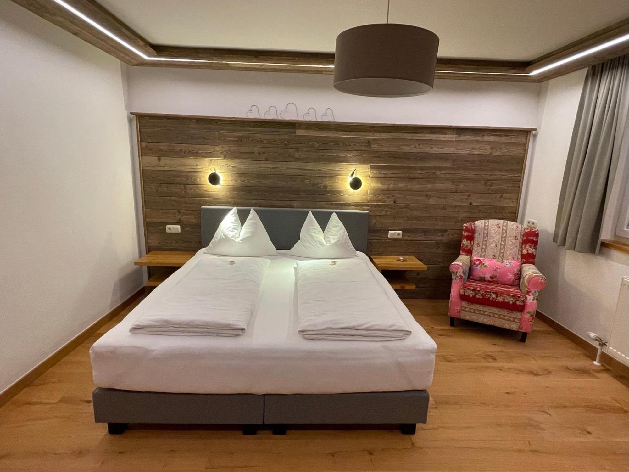 Pension Und Apartment Edelweiss Хайлигенблут Екстериор снимка
