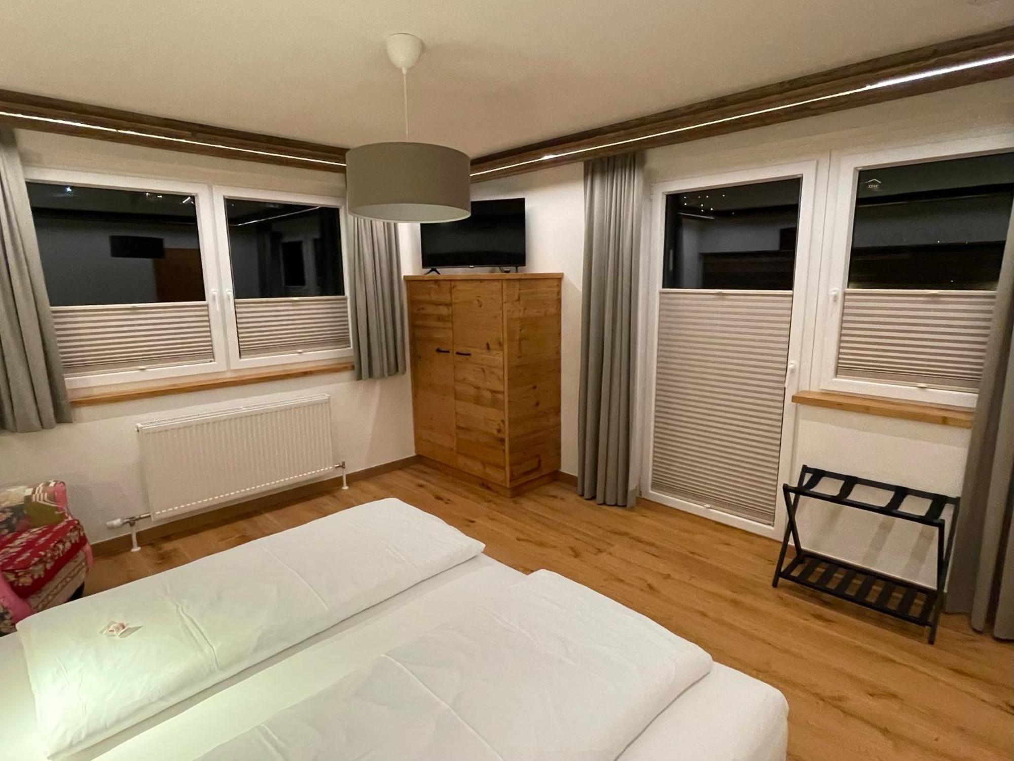 Pension Und Apartment Edelweiss Хайлигенблут Екстериор снимка