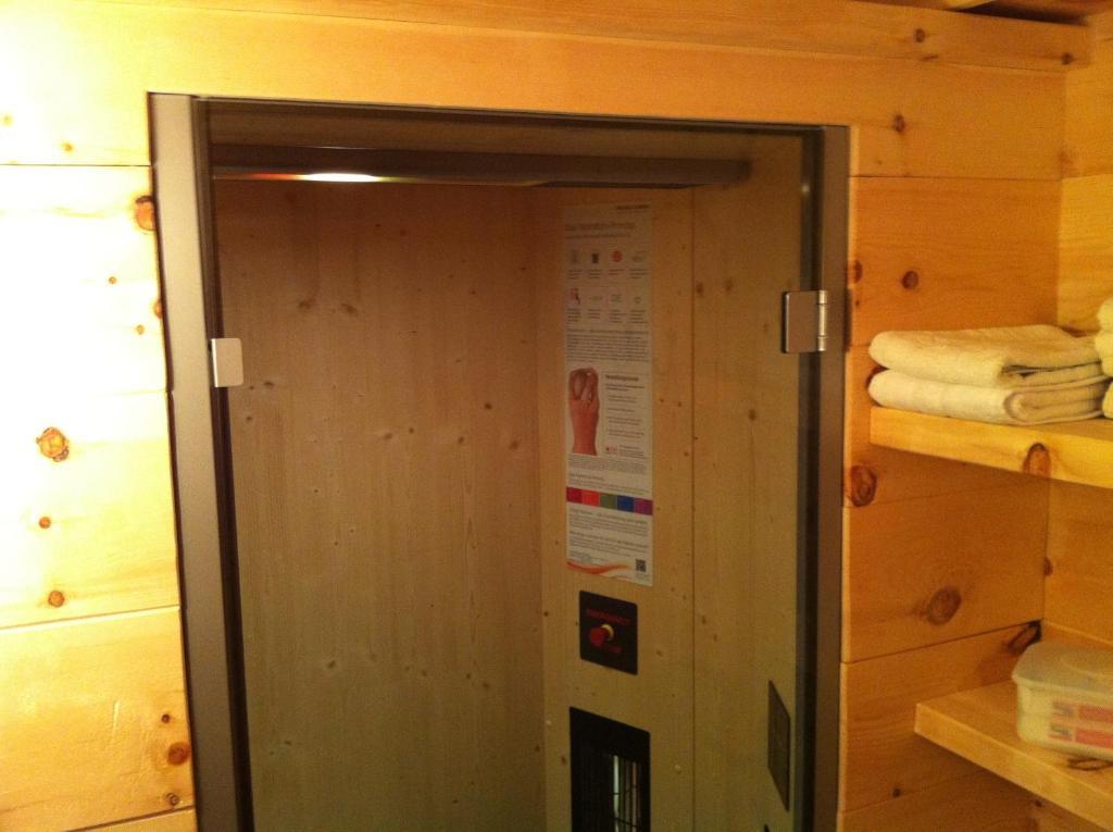 Pension Und Apartment Edelweiss Хайлигенблут Екстериор снимка